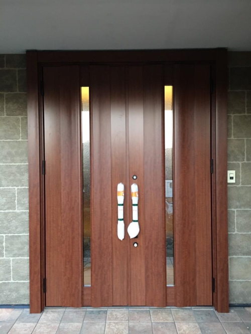 両開きの大きなドアも【リシェント】なら1日で交換できます。