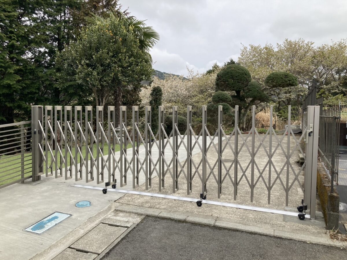 スマートに守る。美しく仕切る。伸縮門扉「アルシャインII」