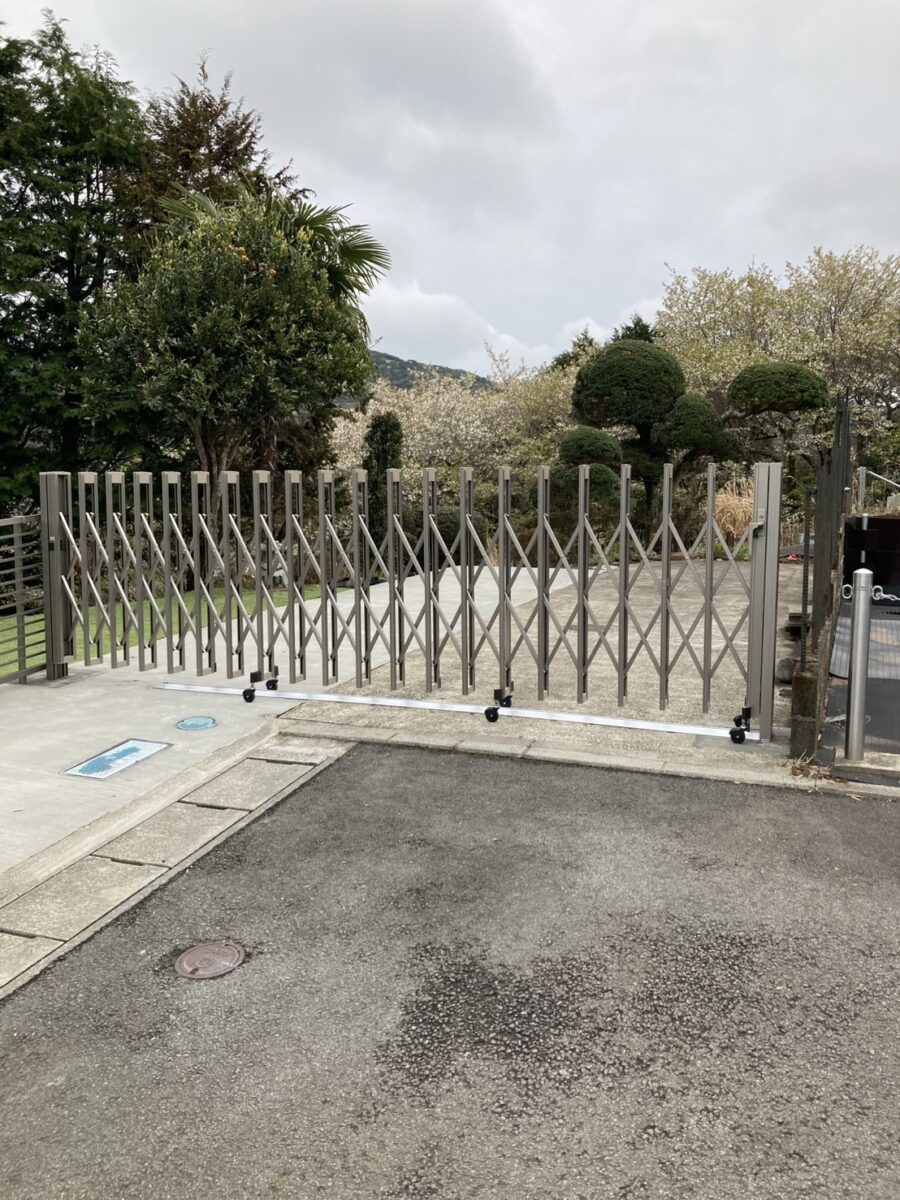 “開け閉め”が変わると、暮らしが変わる。伸縮門扉「アルシャインII」