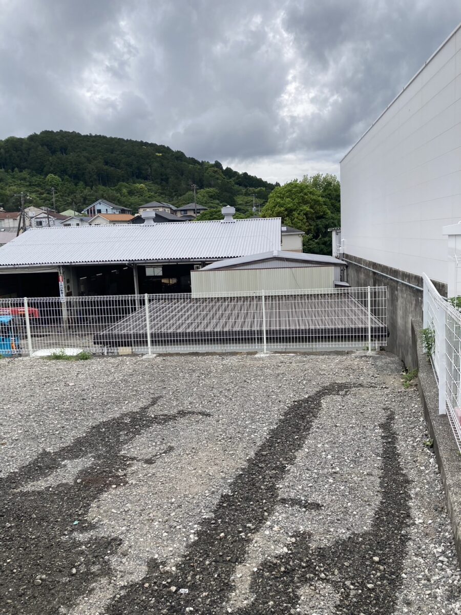 暮らしに安心と開放感を。シンプルで美しいフェンスがつくる、心地よい住まいの境界線。