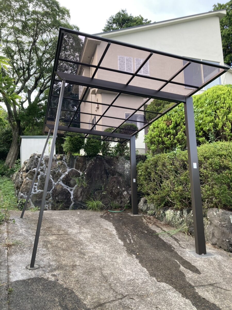 毎日の「ただいま」に安心と美しさを。スタイリッシュに暮らしを守る、リクシルのカーポート「ネスカ」。