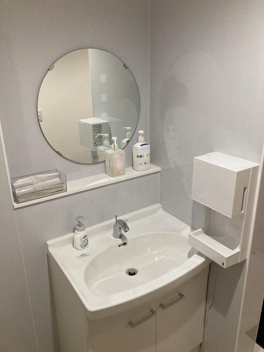 清潔・安心・快適な手洗い空間を実現する、スマートな衛生設備。