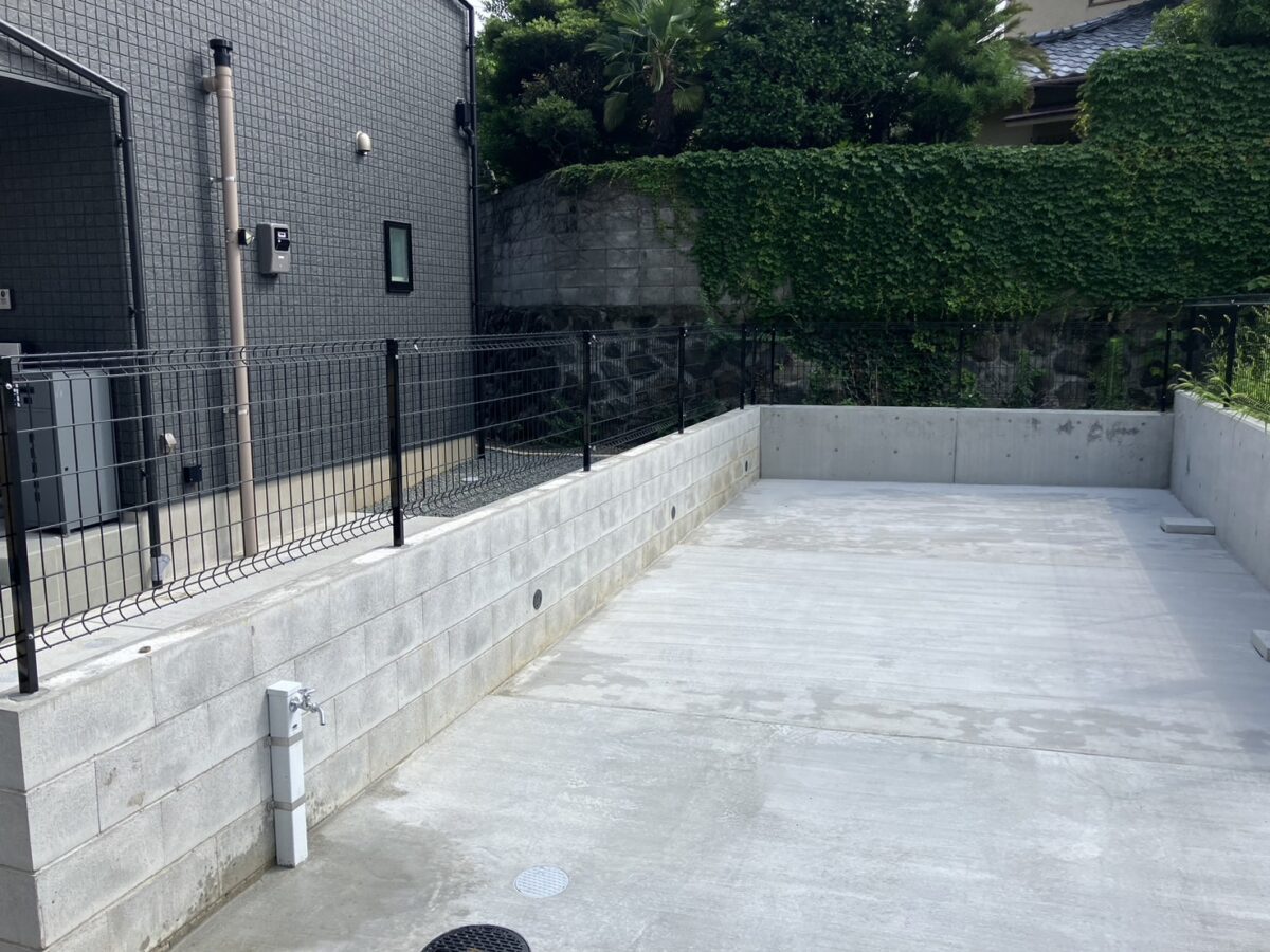 「シンプルで強く、美しく──暮らしを守るフェンスの定番。」