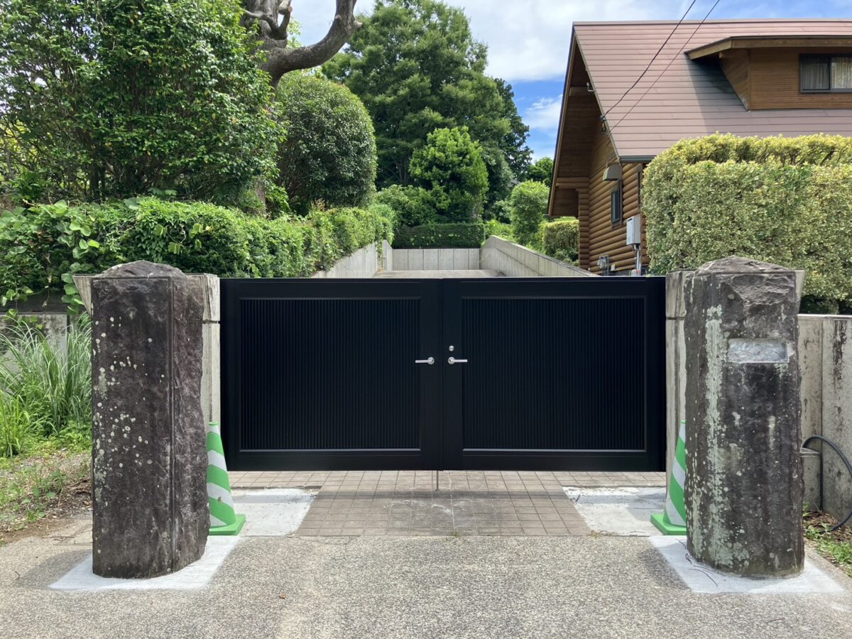 「重厚感と洗練の融合──邸宅にふさわしい、迎えの風格を。」