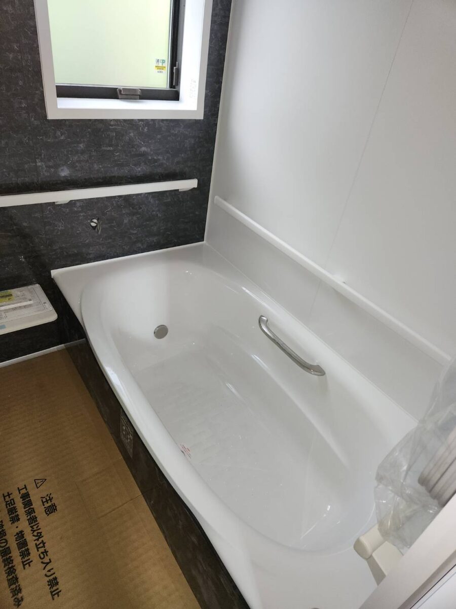 「またぎやすさも、あたたかさも。毎日をいたわるバスタイム♪」