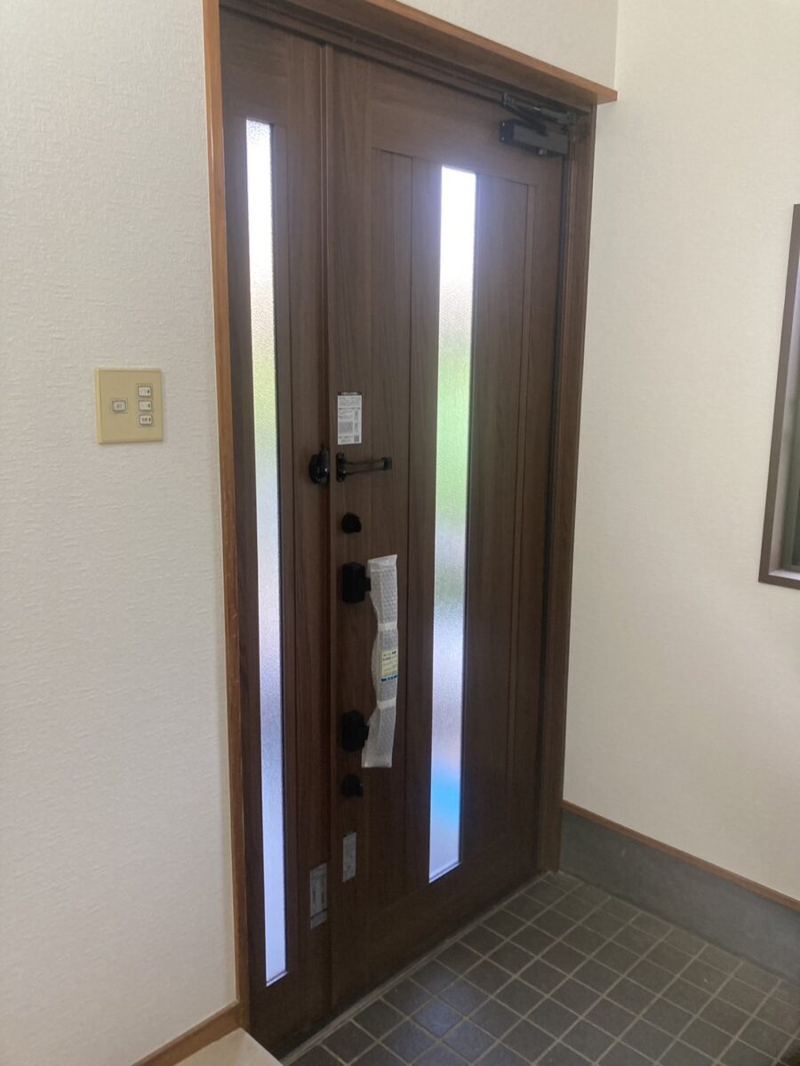 「暗い玄関とサヨナラ。光と木目が迎えてくれる、おしゃれドア」