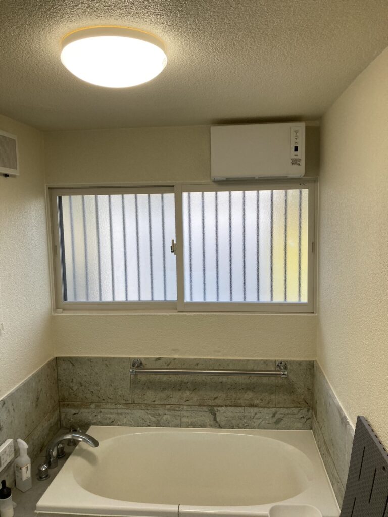 お風呂の窓が寒い！浴室に内窓は付けられる？冬のヒートショック対策【熱海・伊東】