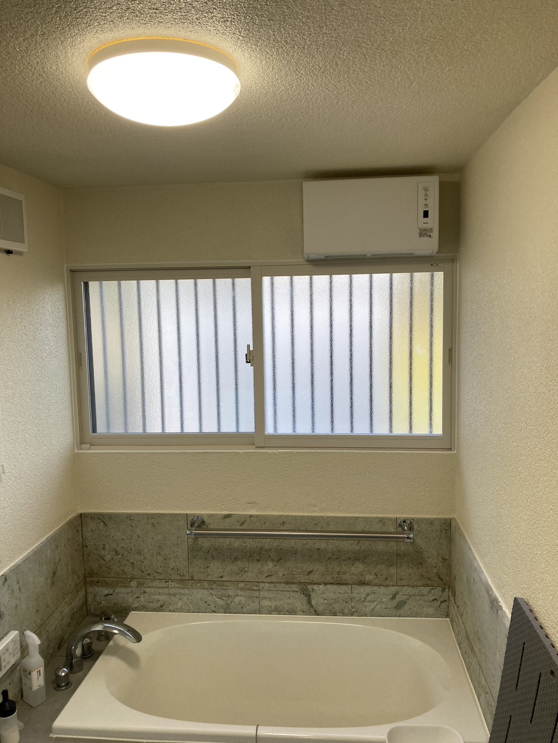 お風呂の窓が寒い！浴室に内窓は付けられる？冬のヒートショック対策【熱海・伊東】